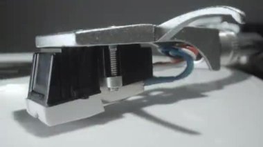 Stylus beyaz plaklı plak çalar üzerine