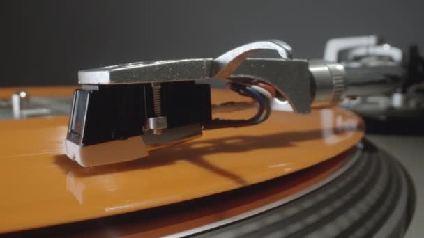 Stylus auf Plattenspieler mit orangefarbenem Vinyl — Stockvideo