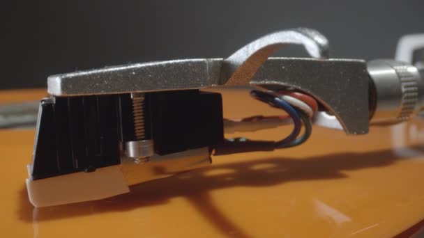 Stylus auf Plattenspieler mit orangefarbenem Vinyl — Stockvideo