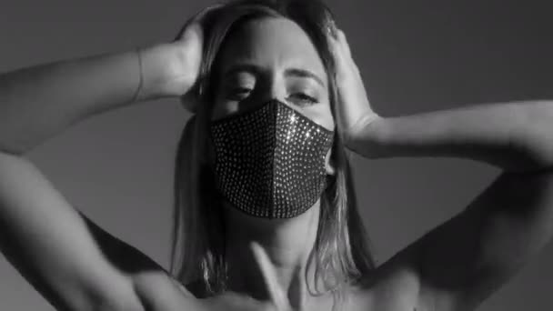 Ung kvinna bär glittrig svart ansiktsmask — Stockvideo