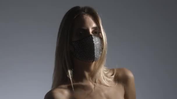 Giovane donna che indossa scintillante maschera nera — Video Stock