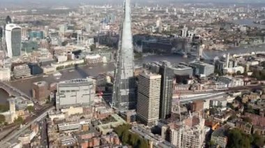 Kamera ileri ve geri hareket ederken Londra 'nın havadan görüntüsü