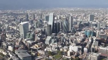 Kamera ileri ve geri hareket ederken Londra 'nın havadan görüntüsü