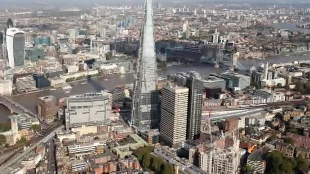 Luchtfoto van Londen met camera vooruit en achteruit — Stockvideo