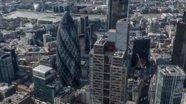 Vista aérea de Londres con cámara moviéndose hacia adelante y hacia atrás — Vídeos de Stock