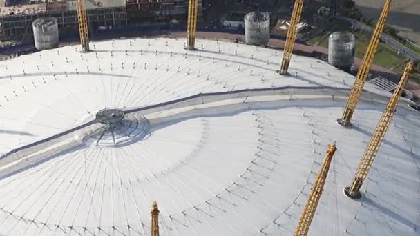 Pemandangan udara kubah milenium London dengan kamera panning bolak-balik — Stok Video