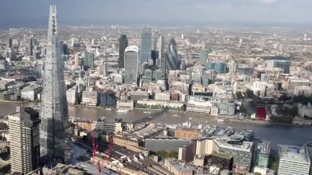 Luchtfoto van Londen met camera vooruit en achteruit — Stockvideo