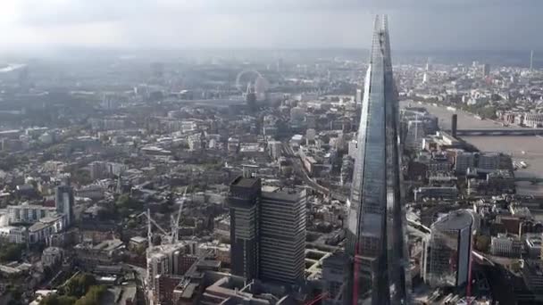 Vista aérea de Londres con cámara moviéndose hacia adelante y hacia atrás — Vídeo de stock