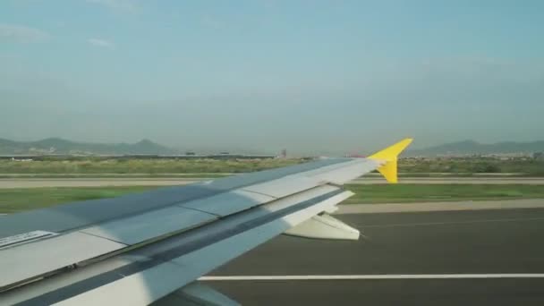 Запись с момента взлёта самолета, движущегося вперед и назад — стоковое видео