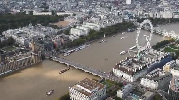 カメラを前にして逆方向に動くロンドンの空中風景 — ストック動画