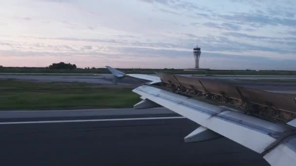 Uçak pisti ileri ve geri hareket ederken uçak kanadının zaman çizelgesi. — Stok video