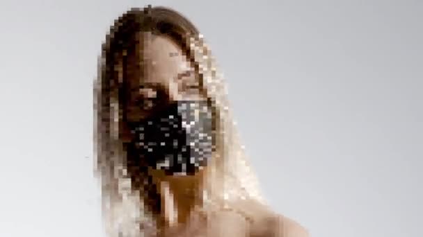 Молодая женщина в блестящей черной маске — стоковое видео