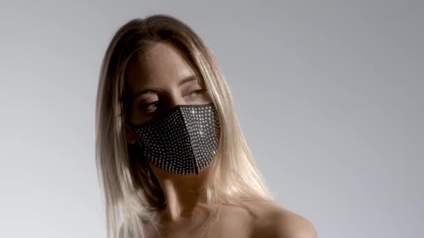 Giovane donna che indossa scintillante maschera nera — Video Stock