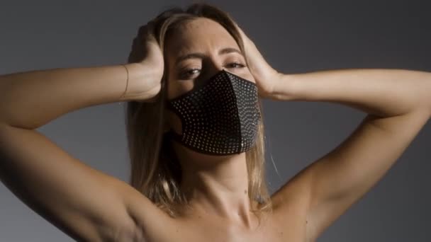 Jovem mulher vestindo máscara facial preto brilhante — Vídeo de Stock