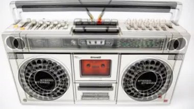 Retro getto silahı ve stereo hoparlörler.