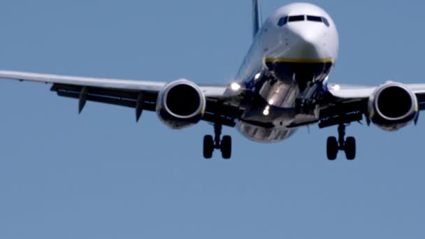 Timelapse beelden van vliegtuigen die in de lucht vooruit en achteruit vliegen — Stockvideo