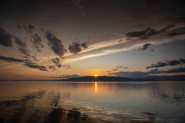 Bulutlu bir gün batımı