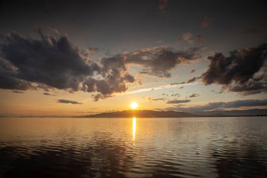 Bulutlu bir gün batımı