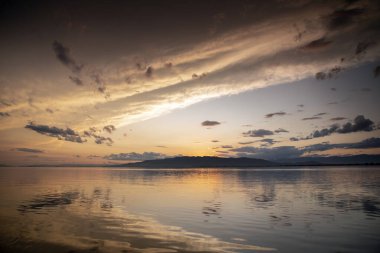 Bulutlu bir gün batımı