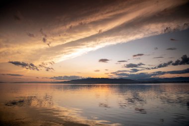 Bulutlu bir gün batımı