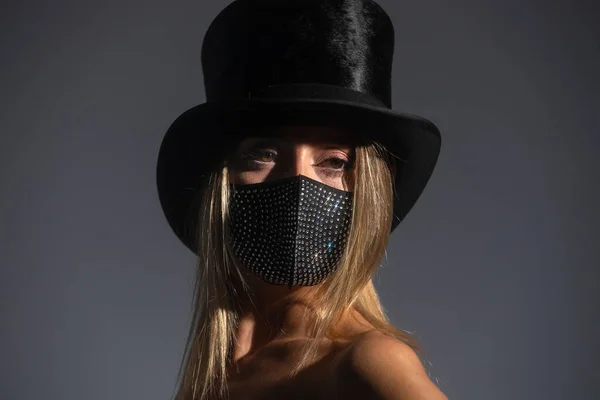 Giovane donna che indossa scintillante maschera e cappello a cilindro — Foto Stock