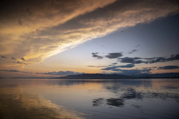 A sunset over water with clouds — Stock Photo, Image