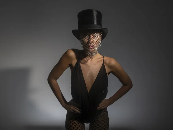 Mujer joven con sombrero de copa con velo brillante y cuerpo negro — Foto de Stock