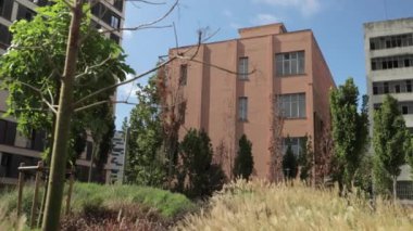 Binaların üzerindeki bulutların görüntüleri, Parc del Poblenou, Barselona