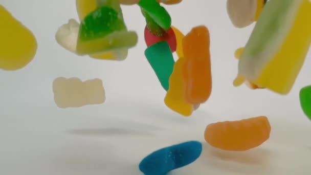 Långsam rörelse av fallande gelé godis — Stockvideo