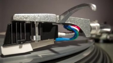 Stylus, gri plaklı plak çalar üzerine