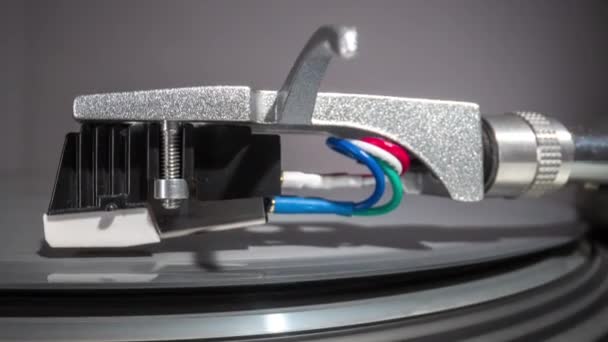 Stylus na gramofonu s šedým vinylem — Stock video