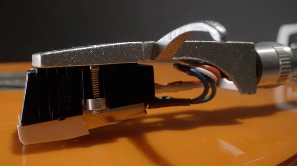 Stylus on record player with orange vinyl — Stock Photo, Image