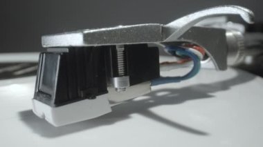 Stylus beyaz plaklı plak çalar üzerine