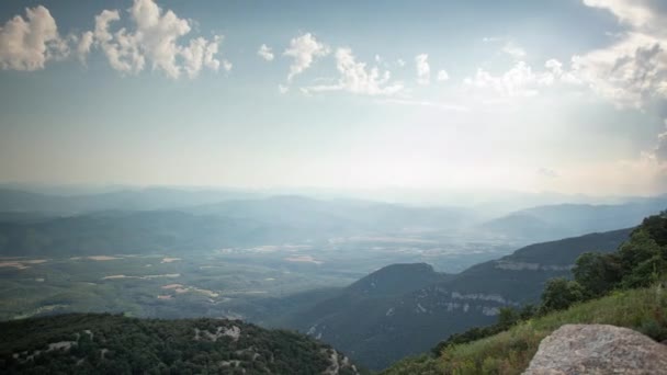 Timelapse vídeo de nubes sobre montañas, Garrotxa, Girona, España — Vídeos de Stock