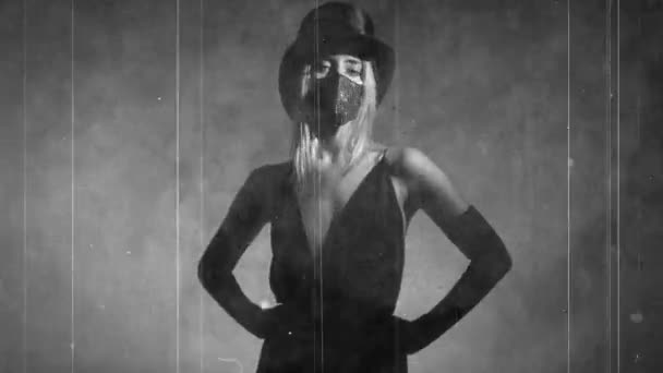 Jovem mulher vestindo máscara facial brilhante e chapéu superior — Vídeo de Stock