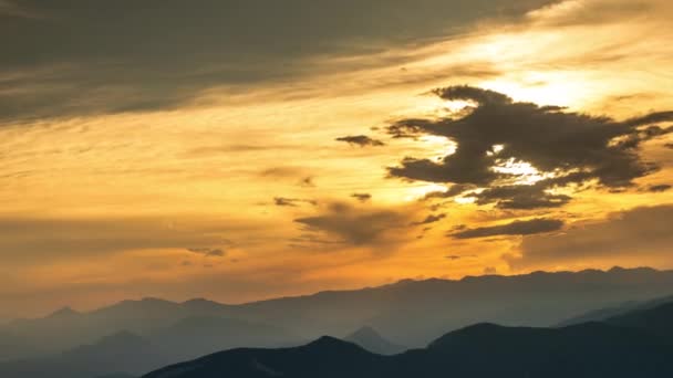 Vidéo Timelapse au coucher du soleil sur les montagnes, Garrotxa, Gérone, Espagne — Video