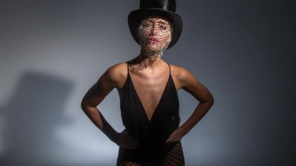 Wanita muda mengenakan topi tinggi dengan kerudung gemerlapan dan bustier — Stok Video