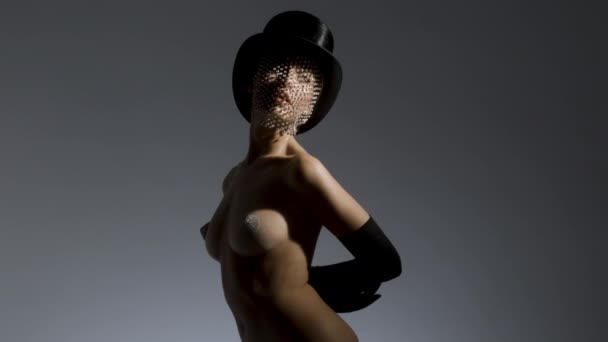 Mujer joven en topless con sombrero de copa con velo brillante bailando — Vídeo de stock
