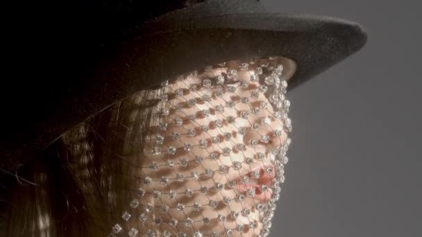 Cabeza de mujer con sombrero de copa con velo brillante bailando — Vídeo de stock