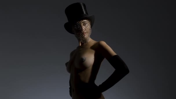 Jovem de topless usando chapéu superior com véu brilhante dançando — Vídeo de Stock
