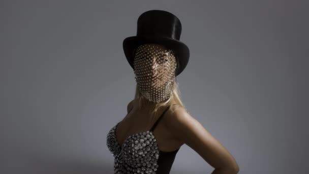 Mujer joven con sombrero de copa con velo brillante y bustier — Vídeos de Stock