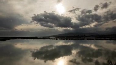 İspanya 'da bir deltada gün batımının ileri ve geri zamanlaması