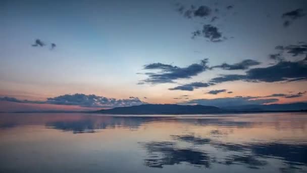 Voor- en achteruit tijdapsis van zonsondergang in een delta in spanje — Stockvideo