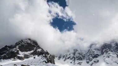 Alplerdeki Mont Blanc 'ın bir ileri bir geri klibi