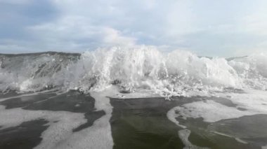 Kıyıdaki deniz dalgalarının yavaş çekim görüntüleri.