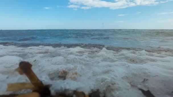 Images au ralenti des vagues se brisant sur la plage de galets — Video