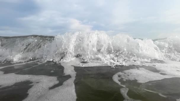 Slow motion beelden van golven die aan land breken — Stockvideo