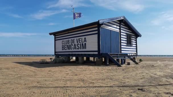 Casa de clube náutico na praia em Benicassim — Vídeo de Stock