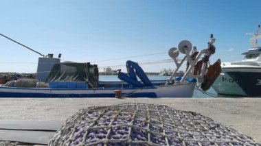 Castellon limanında balıkçı tekneleri