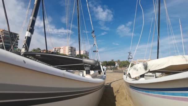 Barche ormeggiate sulla spiaggia in Benicassim — Video Stock